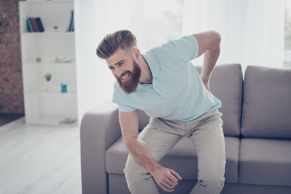 Dolor lumbar agudo con movimientos claros en un paciente con osteocondrosis